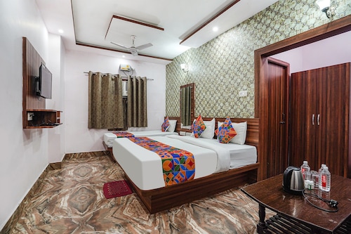 Fabhotel Deepak Palace