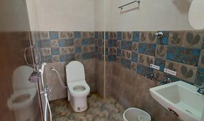 Deluxe Room | Bathroom | Shower, rainfall showerhead, free toiletries, towels - Fabexpress Selvas Eden Resort (Puducherry)