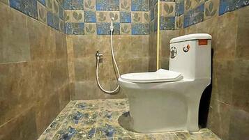 Shower, rainfall showerhead, free toiletries, towels