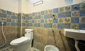 Shower, rainfall showerhead, free toiletries, towels - Fabexpress Selvas Eden Resort (Puducherry)