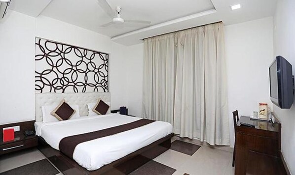 Egyptian cotton sheets, premium bedding, in-room safe, free WiFi - Fabhotel Taj Castle (Agra)