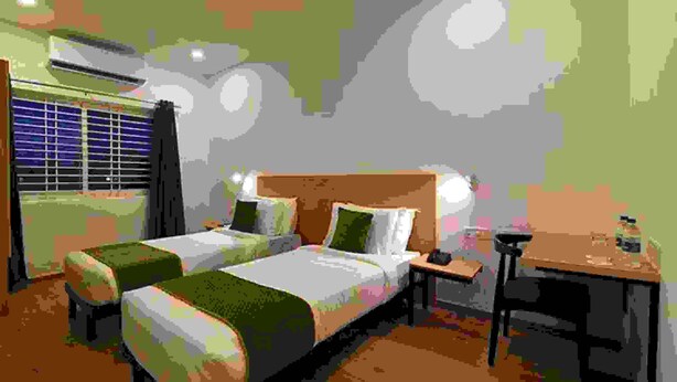 Una habitación pixelada con dos camas, un escritorio y una silla.