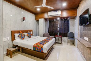Egyptian cotton sheets, premium bedding, in-room safe, free WiFi - Fabexpress Yatri Inn (Navi Mumbai)