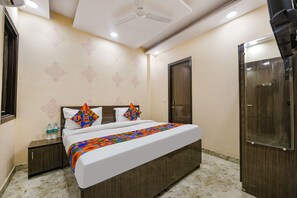 Deluxe Room | Egyptian cotton sheets, premium bedding, in-room safe, free WiFi - Fabexpress Unicon (New Delhi)