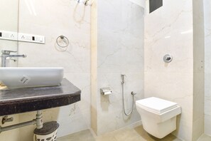 Shower, rainfall showerhead, free toiletries, towels - Fabhotel Golden Palms (Udaipur)