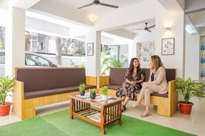 Lobby sitting area - Fabhotel Saffron Inn I (Pune)