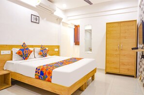 ملاءات من القطن المصري وأغطية فراش متميزة وخزنة داخل الغرفة