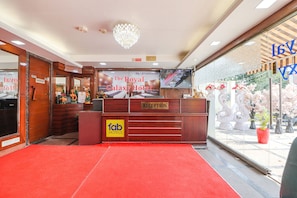 Reception - Fabhotel Dwarka Suites (New Delhi)