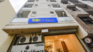 A building with a sign for 'fab hotels' and 'Royal Residency'. - Fabhotel Royal Residency I (New Delhi)