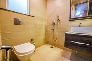 Shower, rainfall showerhead, free toiletries, towels