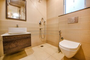 Een douche, een regendouche, gratis toiletartikelen, handdoeken