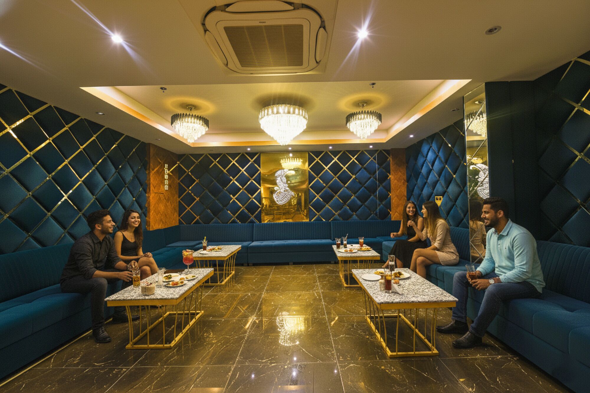 Un salon luxueux doté de sièges confortables, d’une table centrale et d’élégants lustres.