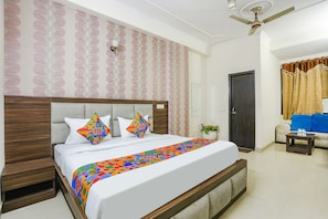 Egyptian cotton sheets, premium bedding, in-room safe, free WiFi - Fabhotel Corporate Stay (Noida)