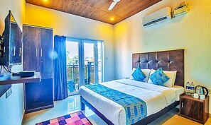 Egyptian cotton sheets, premium bedding, in-room safe, free WiFi - Fabexpress Balaji Inn (Calangute)