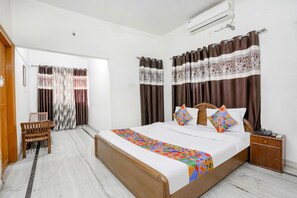 Egyptian cotton sheets, premium bedding, in-room safe, free WiFi