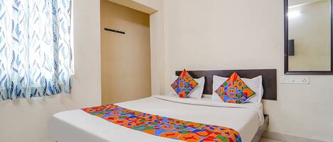 ملاءات من القطن المصري وأغطية فراش متميزة وخزنة داخل الغرفة