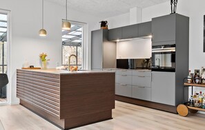 Kjøleskap, oppvaskmaskin og kaffetrakter/tekoker