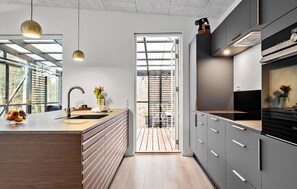 Fridge, dishwasher, coffee/tea maker - Nice home in Hadsund with Wi-Fi (Hadsund)