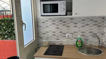 Kühlschrank, Mikrowelle, Herdplatte, Wasserkocher mit Kaffee-/Teezubehör