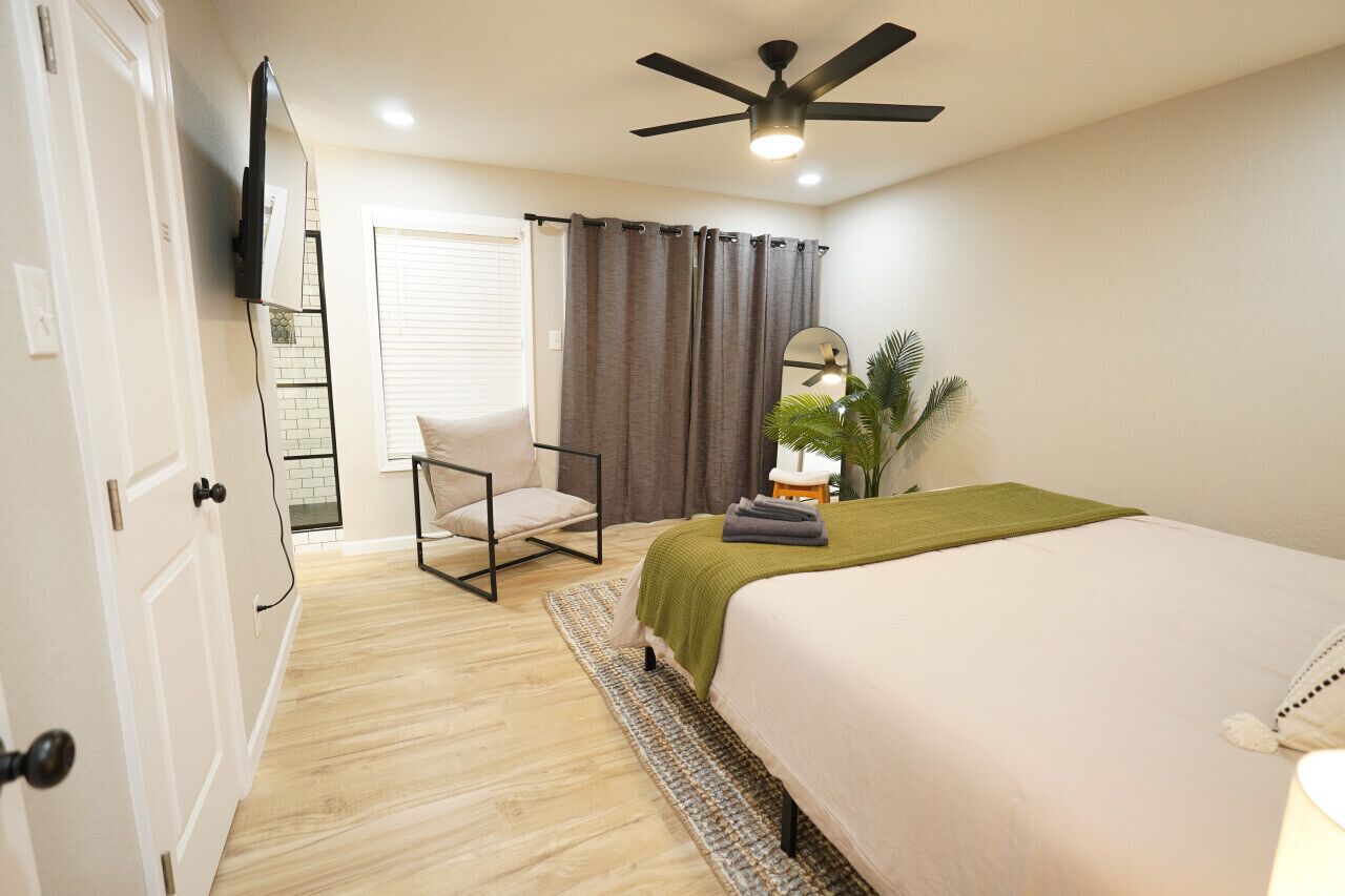 3 slaapkamers, een bureau, een strijkplank/strijkijzer, reisbedje