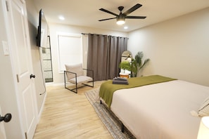 3 habitaciones, escritorio y tabla de planchar con plancha