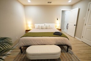 3 Schlafzimmer, Schreibtisch, Bügeleisen/Bügelbrett, Reisekinderbett