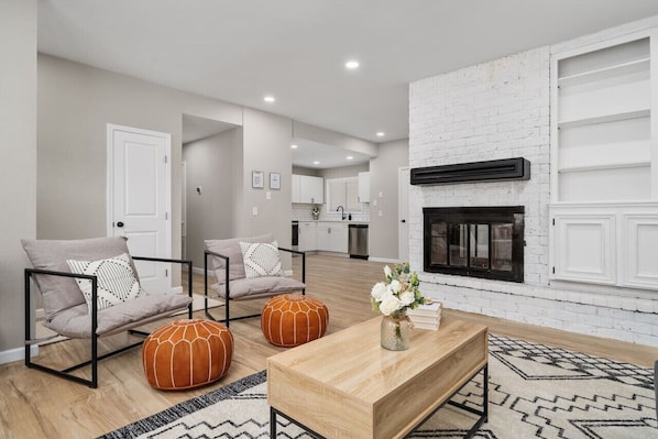 Smart TV, fireplace