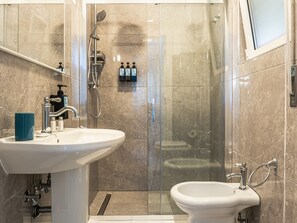 مستلزمات مجانية للعناية الشخصية، مجففات شعر، خف للقدمين