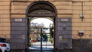 A building facade with a central entrance, a balcony with ornate metal railings, and a sign indicating "Cella" and "Mamma." - Rua de Mar Portici (Portici)