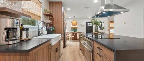 冰箱、微波炉、烤箱、炉灶