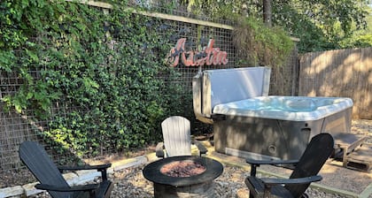 Barton Hills Home + Two Hot Tubs - Magdalena!