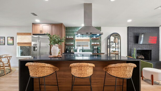 Coffee/tea maker, fridge, microwave, oven - Barton Hills Hideaway + Hot Tub - Magdalena 1! (Austin)