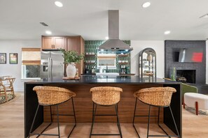 Refrigerador, microondas, horno, placa de cocina