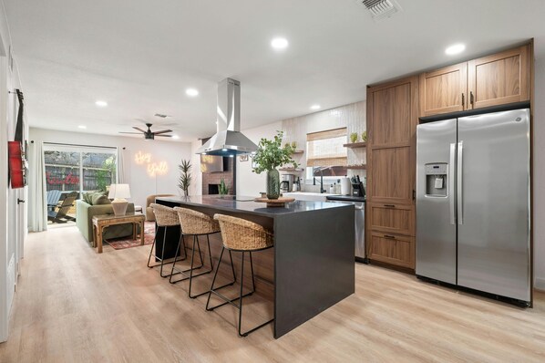 Refrigerador, microondas, horno y parrilla de estufa 