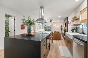 Kylskåp, mikrovågsugn, ugn och spishäll