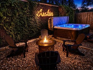 Outdoor spa tub - Barton Hills Hideaway + Hot Tub - Magdalena 2! (Austin)