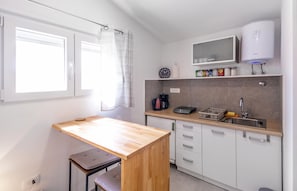 Frigorífico, placa de cocina, cafetera o tetera y utensilios de cocina