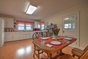 Dining - Walter & Mae's Farmhouse: Charming accomodations with gorgeous mountain views (Elizabethton)