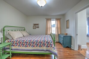 2 soverom, skrivebord, strykejern/-brett og wi-fi (inkludert)