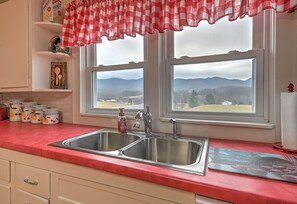 Fridge, microwave, oven, stovetop - Walter & Mae's Farmhouse: Charming accomodations with gorgeous mountain views (Elizabethton)
