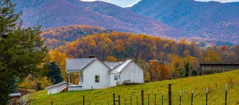Walter & Mae's Farmhouse: Charming accomodations with gorgeous mountain views