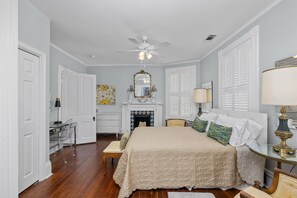 4 habitaciones, tabla de planchar con plancha, wifi y ropa de cama 