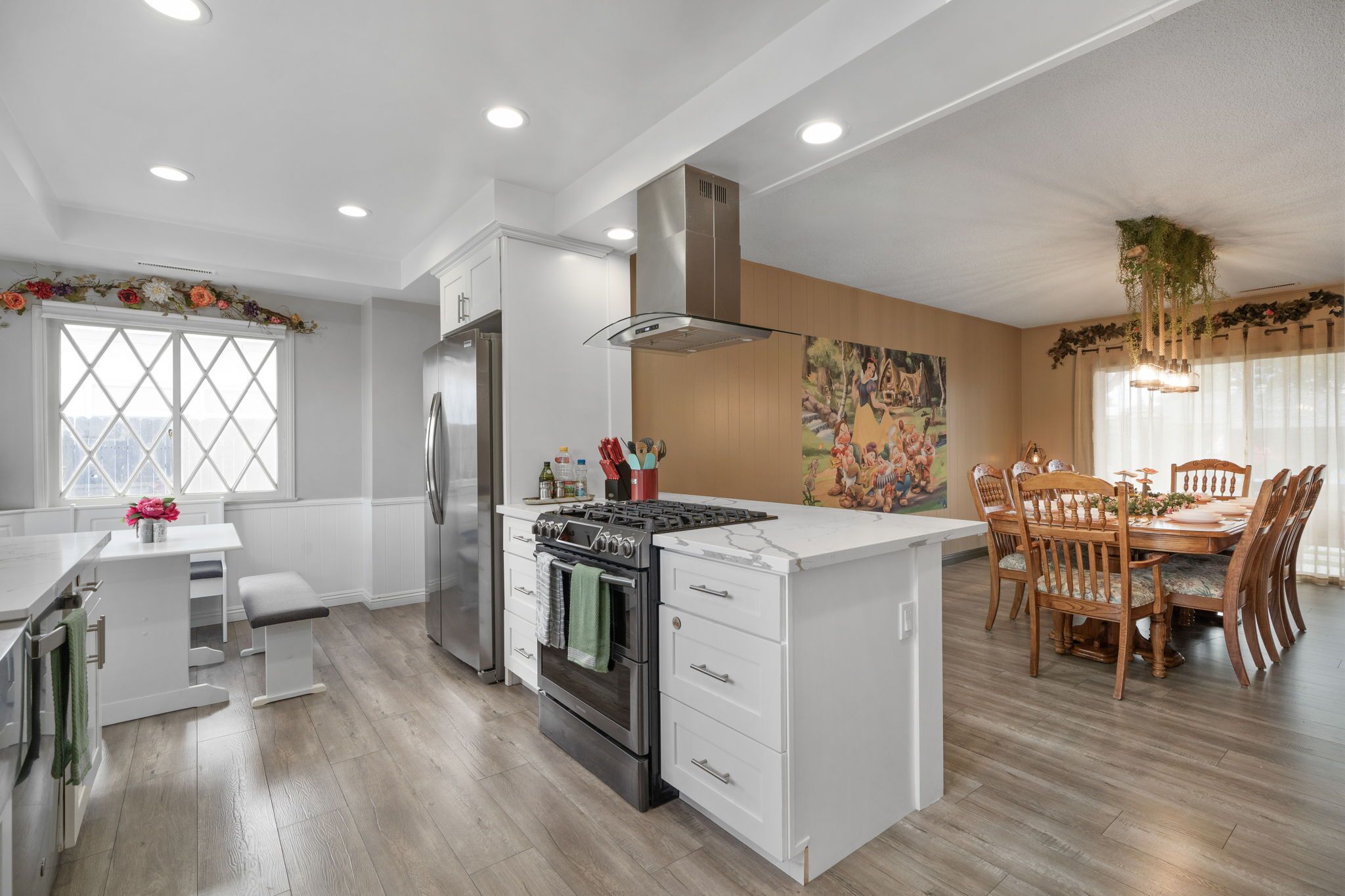 Kjøleskap, mikrobølgeovn, ovn og kokeplater