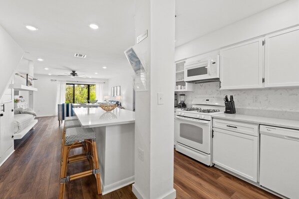 Refrigerador, microondas, horno, placa de cocina