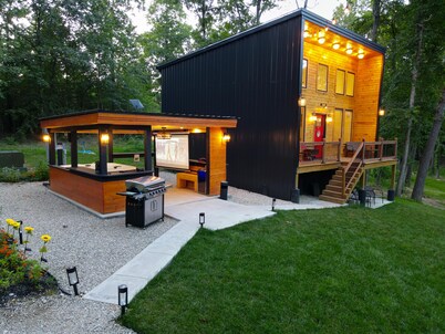 Luxury Cabin Sleeps 6 with Hot Tub and Outdoor Movie