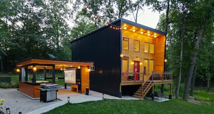 Luxury Cabin Sleeps 6 with Hot Tub and Outdoor Movie