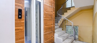 Fabhotel White House I
