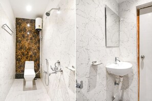 Une salle de bain avec des toilettes, une douche et un lavabo.