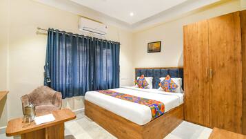 Deluxe Room | 1 bedroom, Egyptian cotton sheets, premium bedding, in-room safe