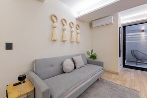 Comfort-Apartment, Balkon, Erdgeschoss | Wohnbereich | 40-Zoll-Smart-TV mit Kabelempfang, Netflix, Streaming-Dienste